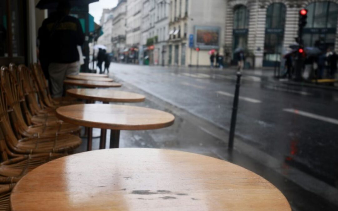 Tables de restaurant sous la pluie