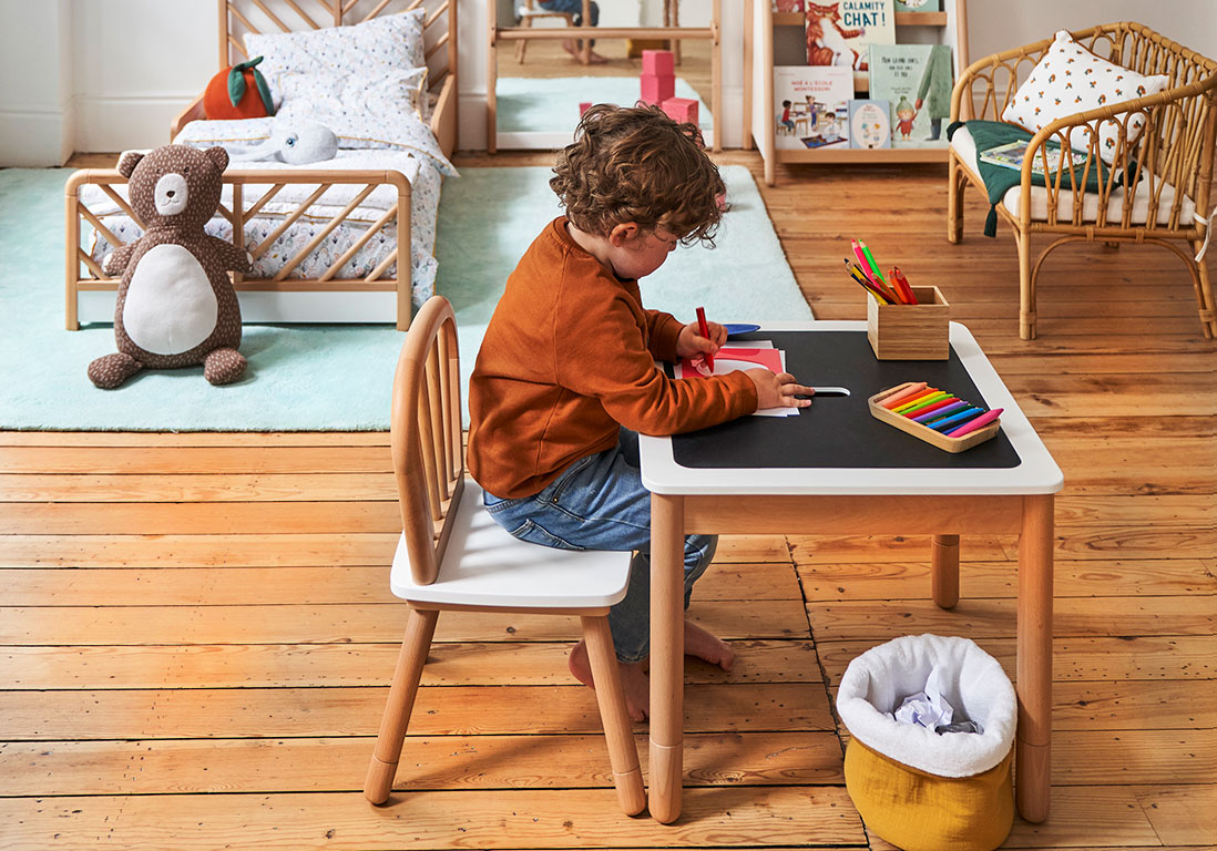 Enfant dans sa chambre montessori