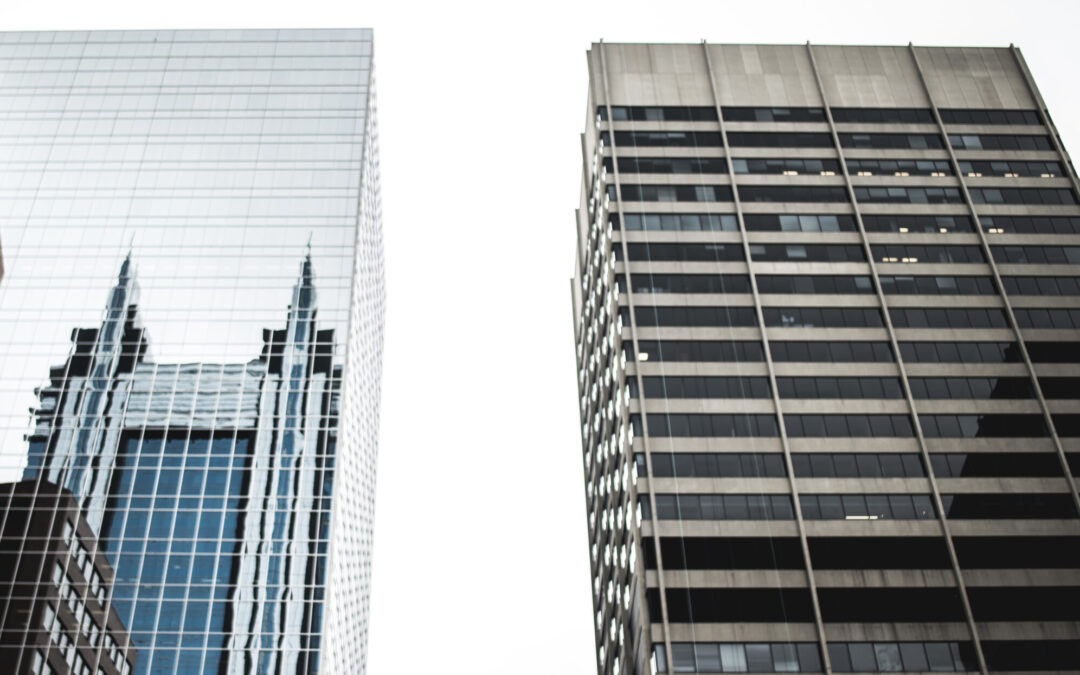 Deux grands bâtiments côte à côte, l’un ancien et l’autre neuf
