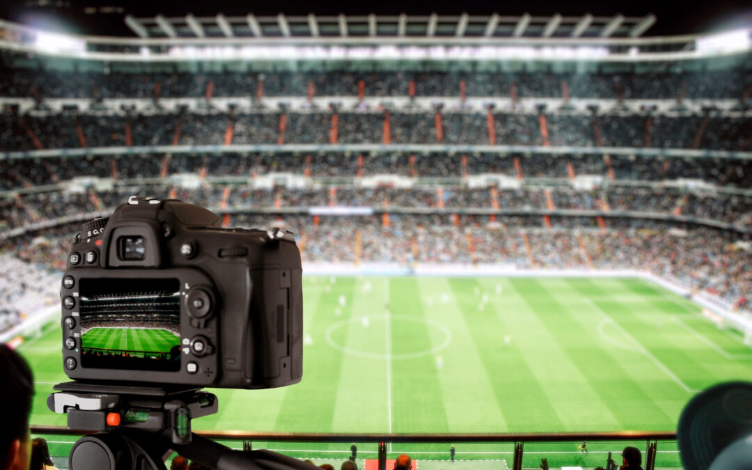 Caméra filmant un match de football dans un stade plein