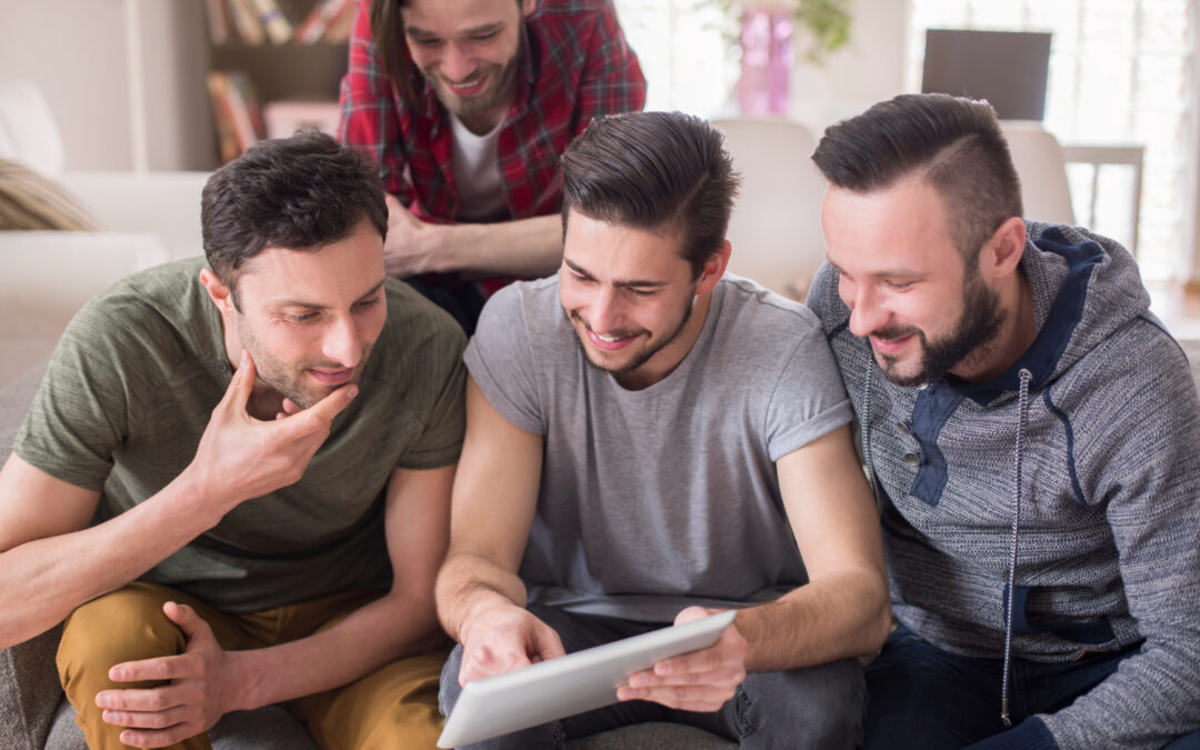 Amis souriants découvrant le parcours utilisateur sur tablette