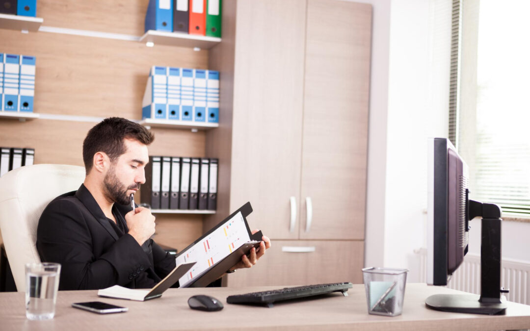 Conseiller analysant des graphiques de performance à son bureau