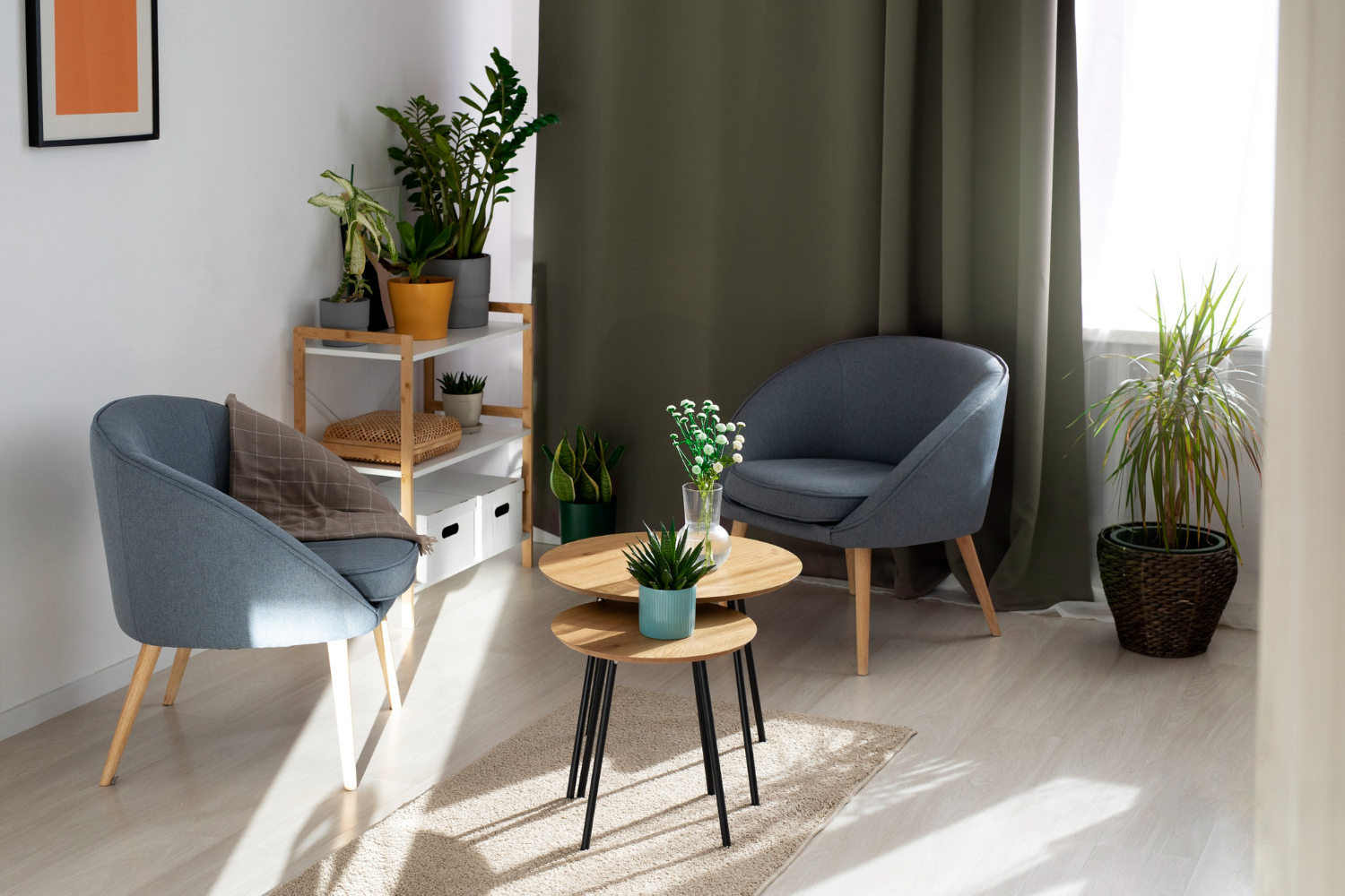 un coin salon moderne, lumineux et soigneusement décoré dans un style scandinave